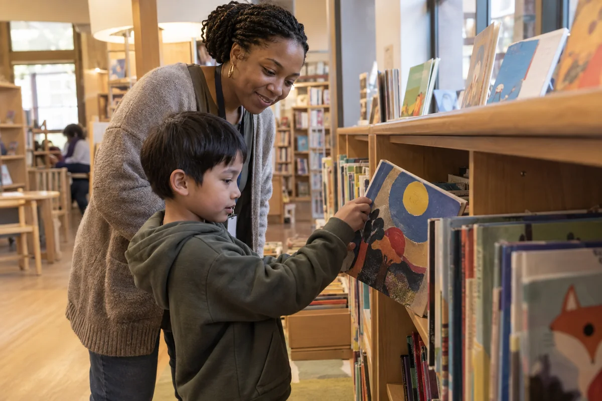 Une mère et son fils découvrent un album dans une bibliothèque.